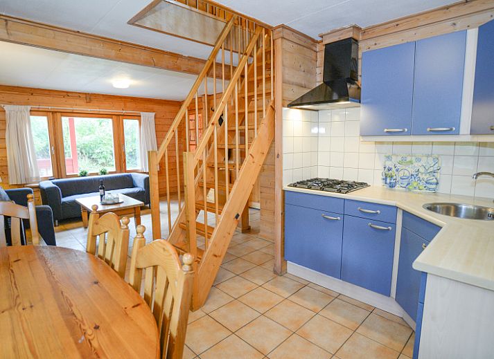 Gemuetliches Wohnzimmer im Ferienpark Het Oude Dijkje - De Ponter, De Koog, Texel, mit bequemen Sofas und Tageslicht.