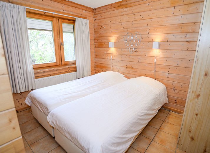 Gemuetliches Wohnzimmer im Ferienpark Het Oude Dijkje - De Ponter, De Koog, Texel, mit bequemen Sofas und Tageslicht.