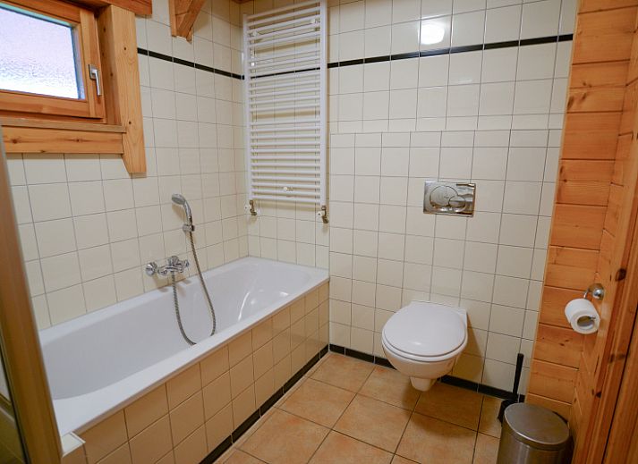 Gemuetliches Wohnzimmer im Ferienpark Het Oude Dijkje - De Ponter, De Koog, Texel, mit bequemen Sofas und Tageslicht.