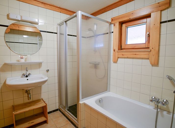 Gemuetliches Wohnzimmer im Ferienpark Het Oude Dijkje - De Ponter, De Koog, Texel, mit bequemen Sofas und Tageslicht.