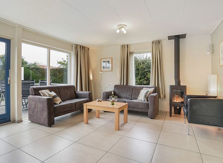 Gezellige woonkamer van Beach Park Texel 4-persoons villa 4L1 in De Koog, Texel met comfortabele zitruimte.