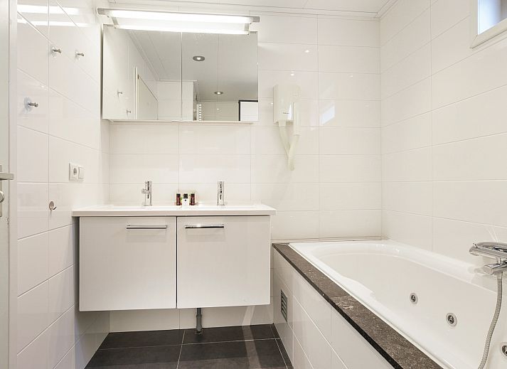 Eetkamer van Beach Park Texel 4-persoons villa 4L1 in De Koog, Texel met moderne inrichting en veel daglicht.