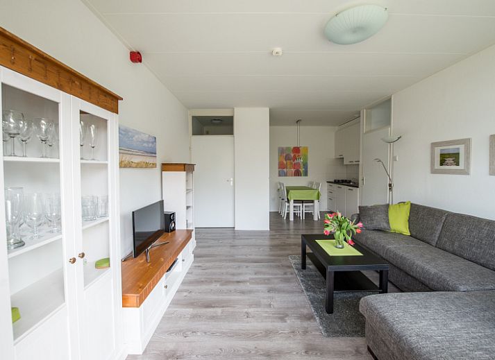 't Kerckeland - Appartement Kerckeland 88 in De Koog, Texel biedt een lichte woonkamer met comfortabele zithoek en uitzicht op de natuur.