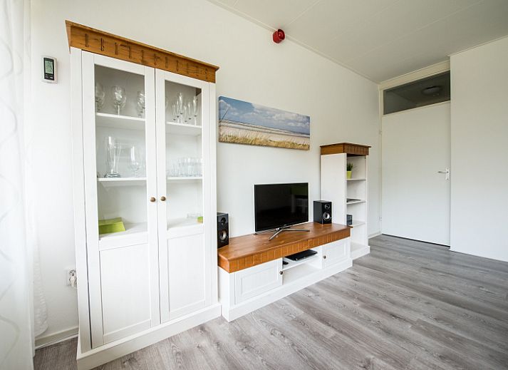 't Kerckeland - Appartement Kerckeland 88 in De Koog, Texel biedt een lichte woonkamer met comfortabele zithoek en uitzicht op de natuur.