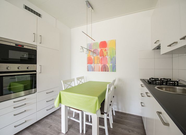 Ruime woonkamer van 't Kerckeland - Appartement Kerckeland 88, Texel, met moderne inrichting en toegang tot de keuken in De Koog.