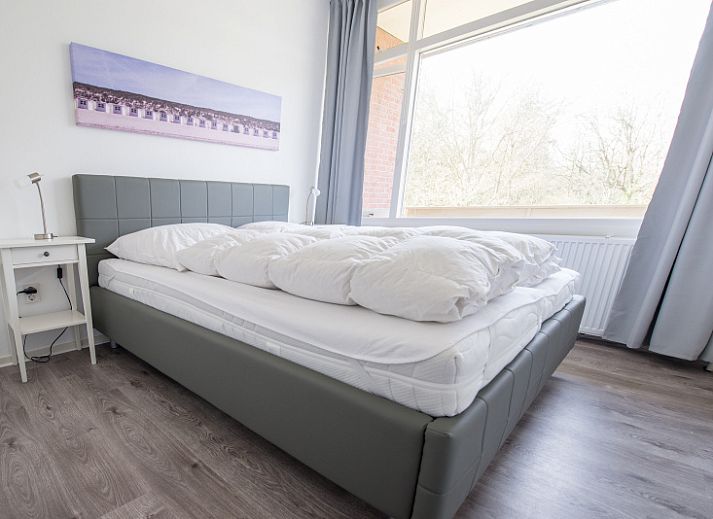 Ruime woonkamer van 't Kerckeland - Appartement Kerckeland 88, Texel, met moderne inrichting en toegang tot de keuken in De Koog.