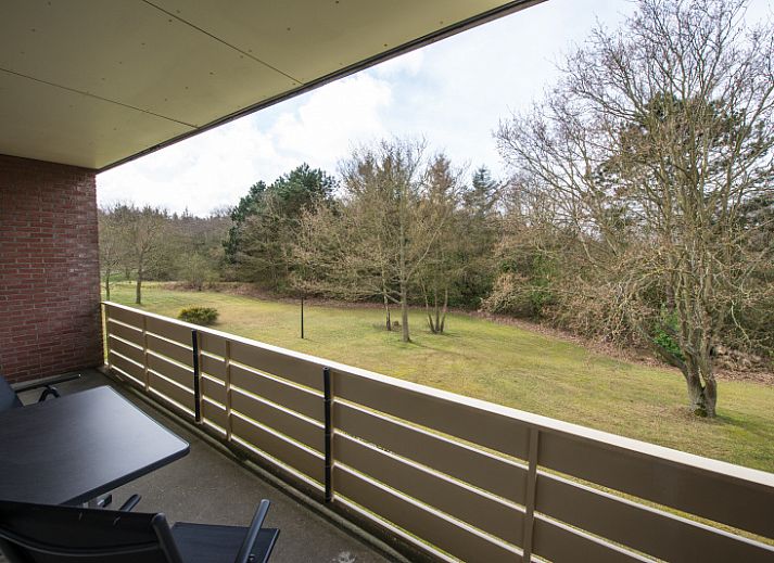 Ruime woonkamer van 't Kerckeland - Appartement Kerckeland 88, Texel, met moderne inrichting en toegang tot de keuken in De Koog.