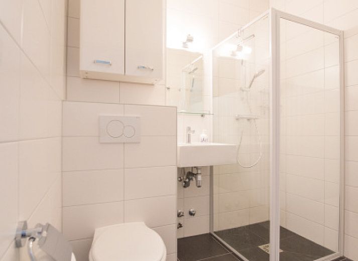 Ruime woonkamer van 't Kerckeland - Appartement Kerckeland 88, Texel, met moderne inrichting en toegang tot de keuken in De Koog.