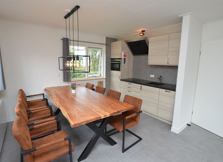 Gemuetliches Wohnzimmer des Ferienhauses Stappeland 203 in De Koog, Texel mit bequemer Sitzecke.