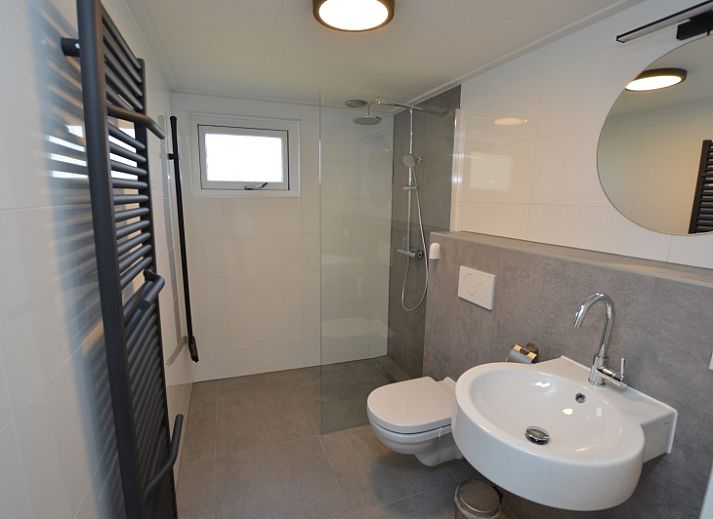 Gemuetliches Wohnzimmer des Ferienhauses Stappeland 203 in De Koog, Texel mit bequemer Sitzecke.