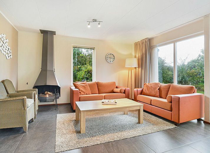 Eet- en zithoek in Beach Park Texel 6-persoons villa, De Koog, met toegang tot het terras.