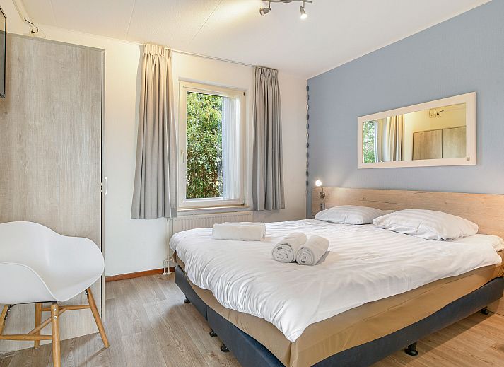 Eet- en zithoek in Beach Park Texel 6-persoons villa, De Koog, met toegang tot het terras.