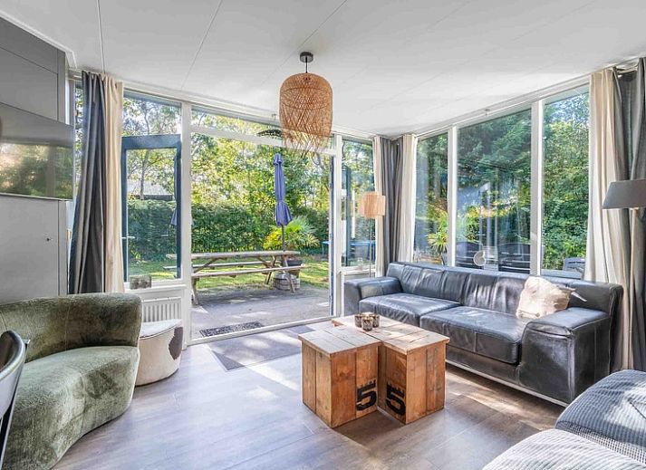 Der Bungalowpark De Nagtegaal in De Koog, Texel, bietet einen grossen Garten im Bungalow De Nagtegaal 21 mit einer Terrasse und viel Gruen.