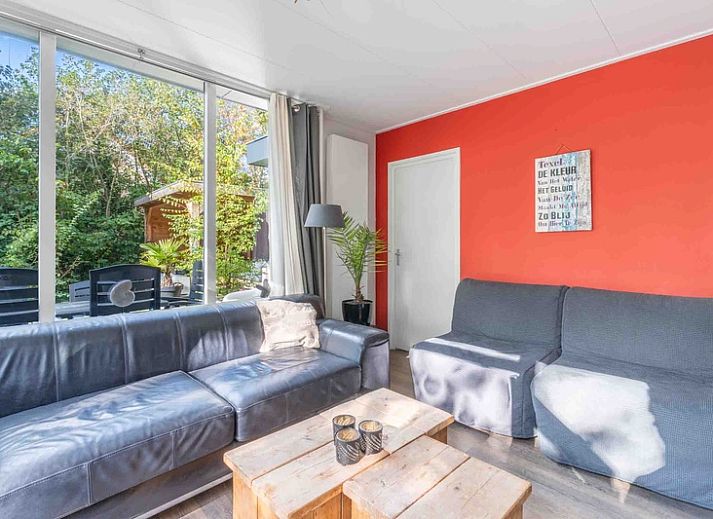 Der Bungalowpark De Nagtegaal in De Koog, Texel, bietet einen grossen Garten im Bungalow De Nagtegaal 21 mit einer Terrasse und viel Gruen.