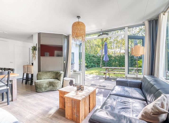 Geniessen Sie die Natur rund um Bungalow De Nagtegaal 21 im Bungalowpark De Nagtegaal, De Koog, Texel, mit einer einladenden Terrasse.