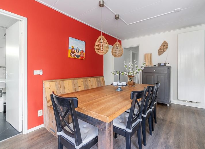 Geniessen Sie die Natur rund um Bungalow De Nagtegaal 21 im Bungalowpark De Nagtegaal, De Koog, Texel, mit einer einladenden Terrasse.