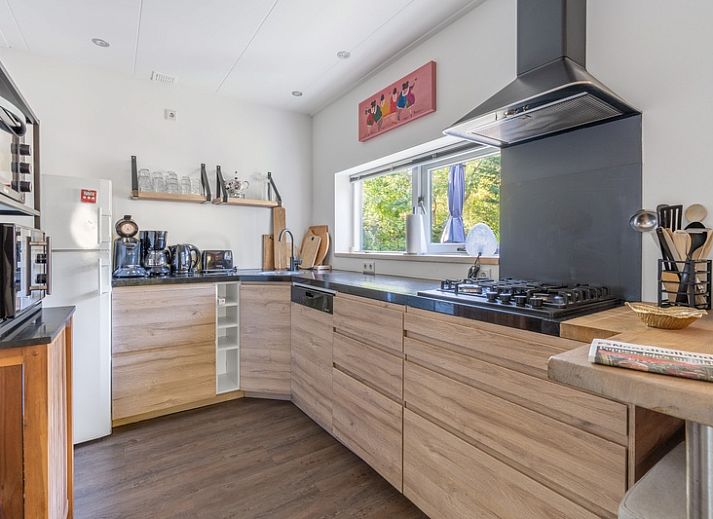 Geniessen Sie die Natur rund um Bungalow De Nagtegaal 21 im Bungalowpark De Nagtegaal, De Koog, Texel, mit einer einladenden Terrasse.