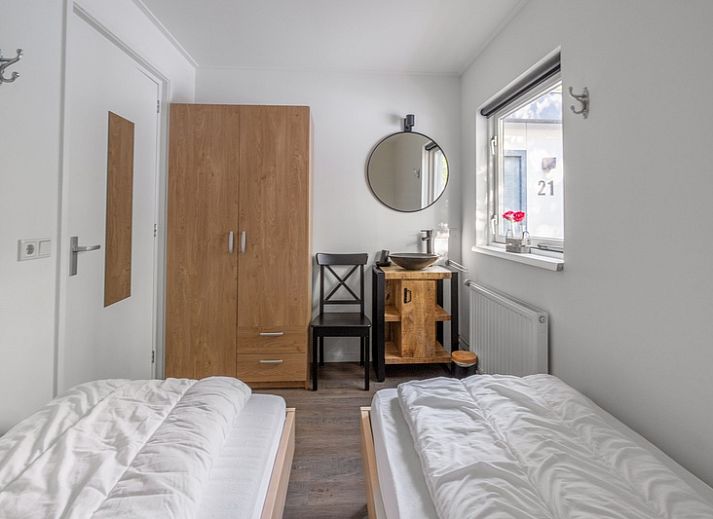 Helles Wohnzimmer im Bungalow De Nagtegaal 21, Bungalowpark De Nagtegaal, De Koog, Texel mit Blick auf den Garten.