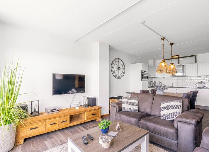 Living room of Apartment Juliana 094 Island and Sea View in De Koog, Texel with sea view and comfortable seating area.