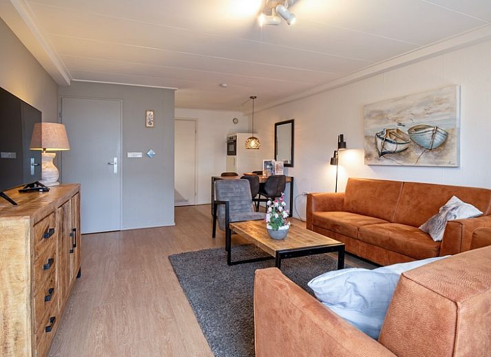 Gezellige woonkamer in Appartementen Anna - Dageraad in De Koog, Texel met comfortabele zithoek.