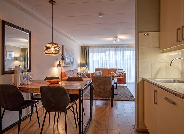 Gezellige woonkamer in Appartementen Anna - Dageraad in De Koog, Texel met comfortabele zithoek.