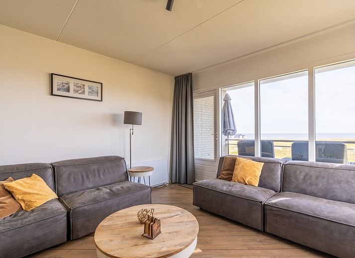 Gezellige woonkamer in Appartement Juliana 118 Zeezicht, De Koog, Texel met panoramisch uitzicht op zee.