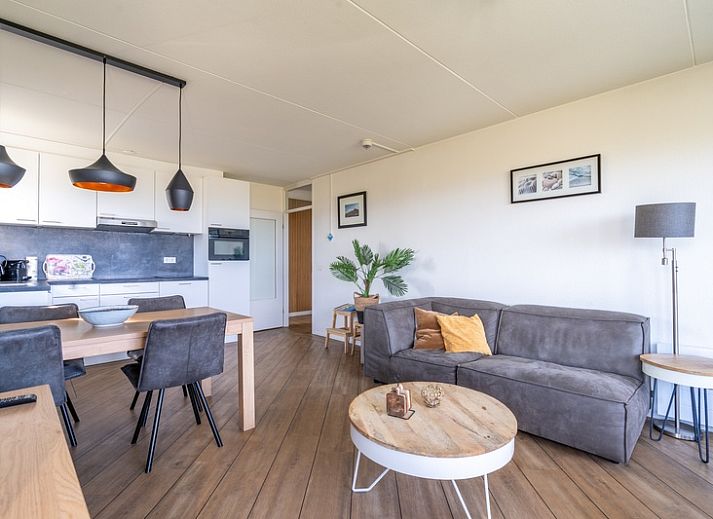 Gezellige woonkamer in Appartement Juliana 118 Zeezicht, De Koog, Texel met panoramisch uitzicht op zee.
