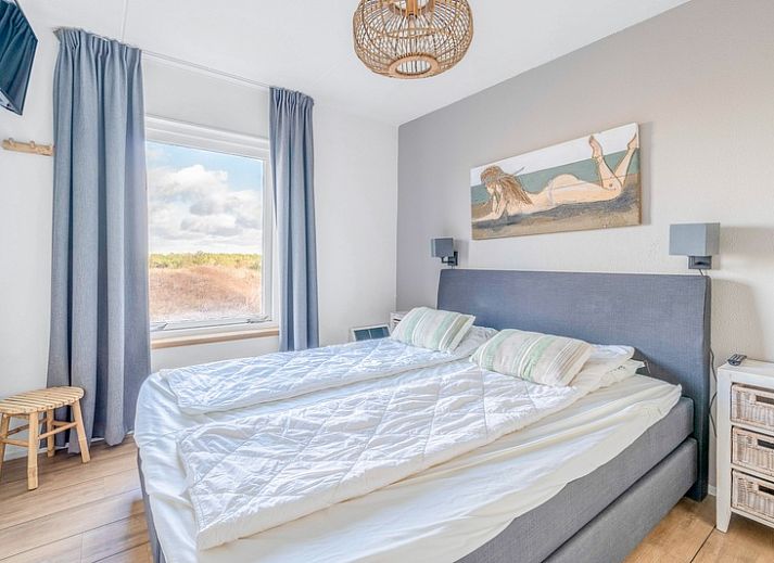 Lichte zithoek in Appartement Juliana 118 Zeezicht, De Koog, Texel met comfortabele banken en zeezicht.