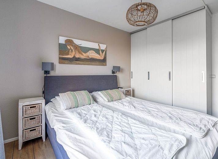 Lichte zithoek in Appartement Juliana 118 Zeezicht, De Koog, Texel met comfortabele banken en zeezicht.