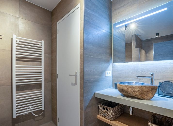 Lichte zithoek in Appartement Juliana 118 Zeezicht, De Koog, Texel met comfortabele banken en zeezicht.