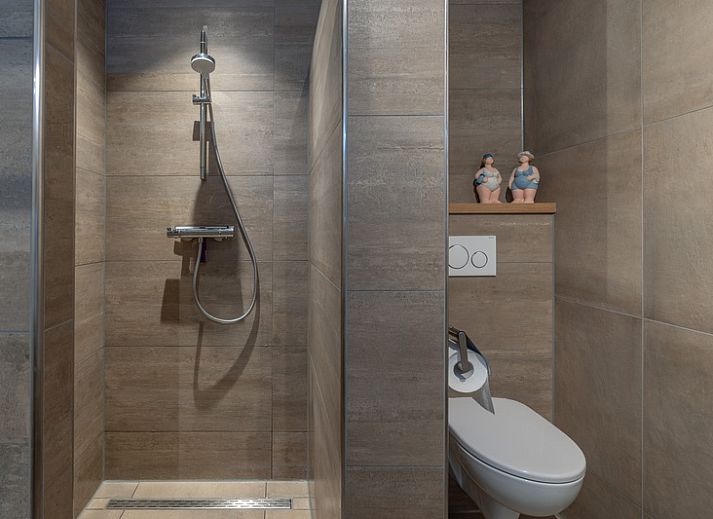 Ruime woonkamer van Appartement Juliana 118 Zeezicht, De Koog, Texel met moderne inrichting en uitzicht.