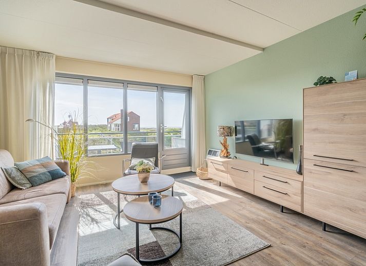 Lichte woonkamer in Appartement Juliana 088 Eiland en Zeezicht, De Koog, Texel met uitzicht op de natuur.