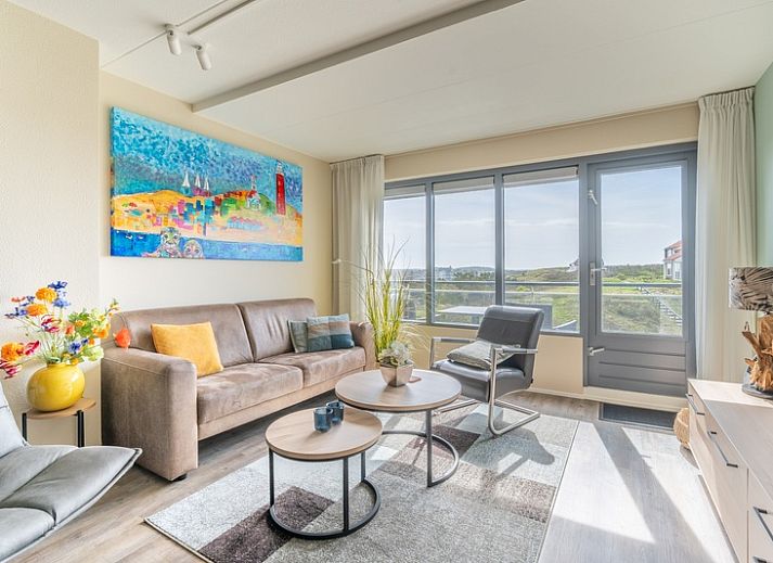 Lichte woonkamer in Appartement Juliana 088 Eiland en Zeezicht, De Koog, Texel met uitzicht op de natuur.