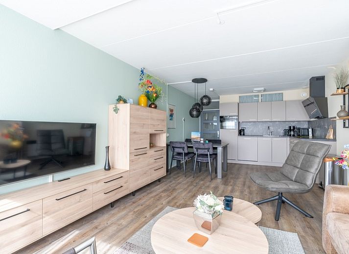 Lichte woonkamer in Appartement Juliana 088 Eiland en Zeezicht, De Koog, Texel met uitzicht op de natuur.