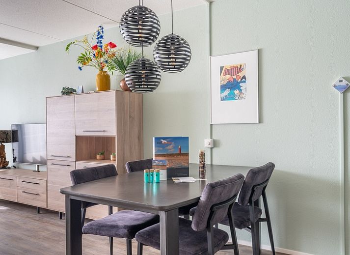 Ruime zithoek in Appartement Juliana 088 Eiland en Zeezicht, De Koog, Texel met comfortabele bank en modern interieur.