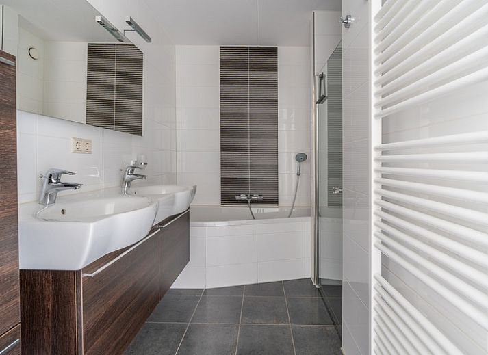 Ruime zithoek in Appartement Juliana 088 Eiland en Zeezicht, De Koog, Texel met comfortabele bank en modern interieur.