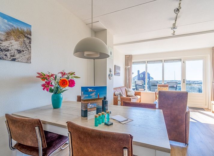 Helles Wohnzimmer der Ferienwohnung Juliana 098 Insel- und Meerblick in De Koog, Texel, mit komfortablen Moebeln.