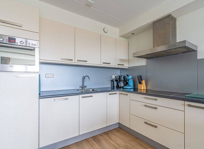 Helles Wohnzimmer der Ferienwohnung Juliana 098 Insel- und Meerblick in De Koog, Texel, mit komfortablen Moebeln.