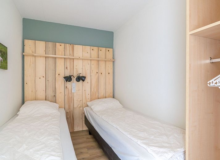 Helles Wohnzimmer der Ferienwohnung Juliana 098 Insel- und Meerblick in De Koog, Texel, mit komfortablen Moebeln.