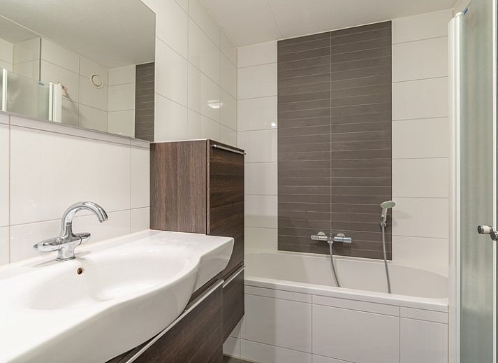 Helles Wohnzimmer der Ferienwohnung Juliana 098 Insel- und Meerblick in De Koog, Texel, mit komfortablen Moebeln.