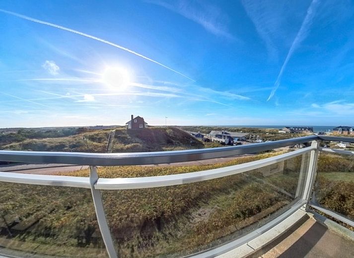 Geraeumige Sitzecke im Appartement Juliana 098 Insel- und Meerblick, De Koog, Texel, mit schoener Aussicht auf die Natur.