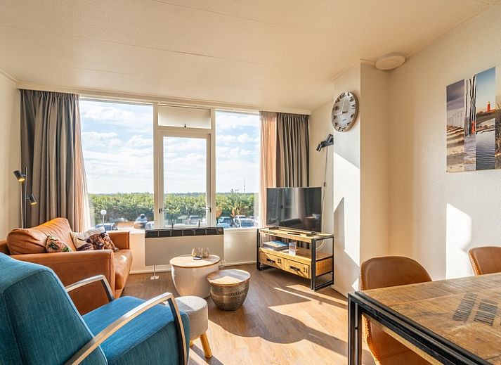 Gezellige woonkamer in Appartement Juliana 122 Eilandzicht, De Koog, Texel met uitzicht op natuur en moderne inrichting.