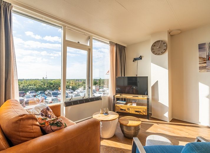 Gezellige woonkamer in Appartement Juliana 122 Eilandzicht, De Koog, Texel met uitzicht op natuur en moderne inrichting.