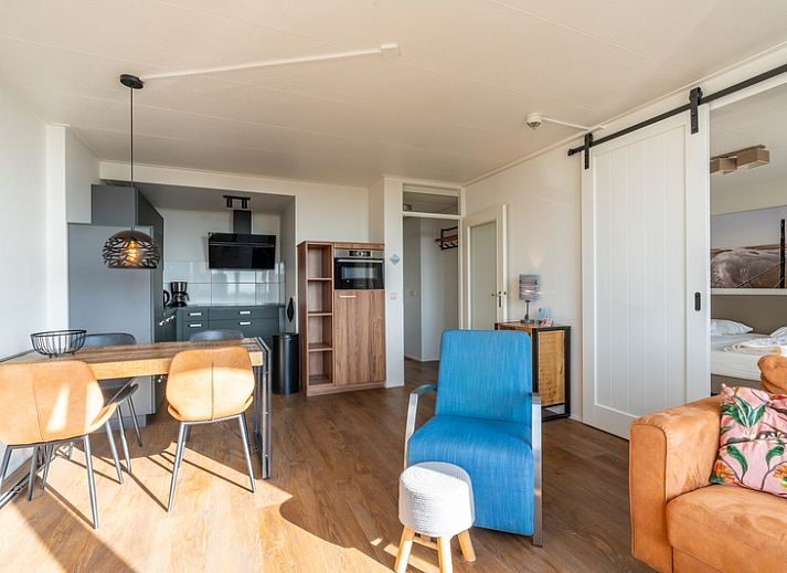 Gezellige woonkamer in Appartement Juliana 122 Eilandzicht, De Koog, Texel met uitzicht op natuur en moderne inrichting.