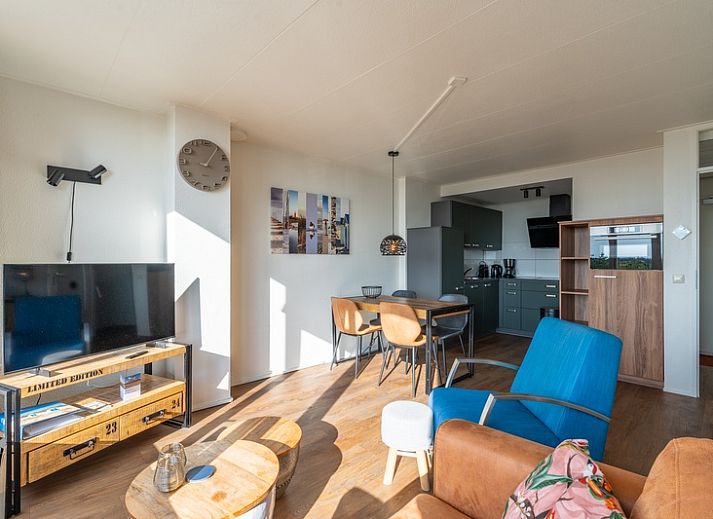 Gezellige woonkamer in Appartement Juliana 122 Eilandzicht, De Koog, Texel met uitzicht op natuur en moderne inrichting.