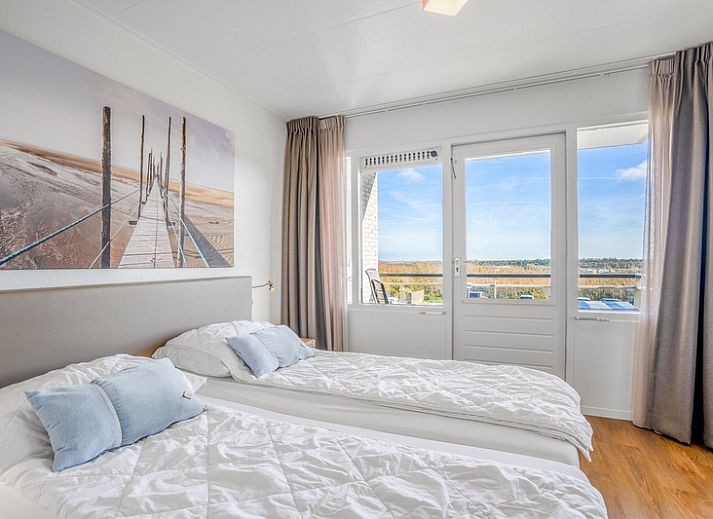 Lichte en ruime binnenruimte van Appartement Juliana 122 Eilandzicht in De Koog, Texel met comfortabele zithoek.