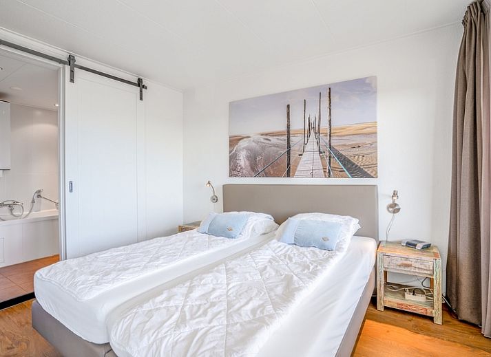 Lichte en ruime binnenruimte van Appartement Juliana 122 Eilandzicht in De Koog, Texel met comfortabele zithoek.