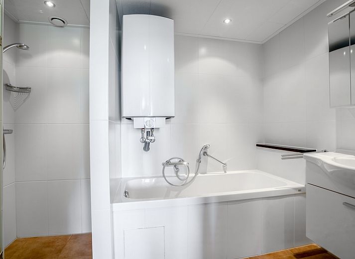 Lichte en ruime binnenruimte van Appartement Juliana 122 Eilandzicht in De Koog, Texel met comfortabele zithoek.