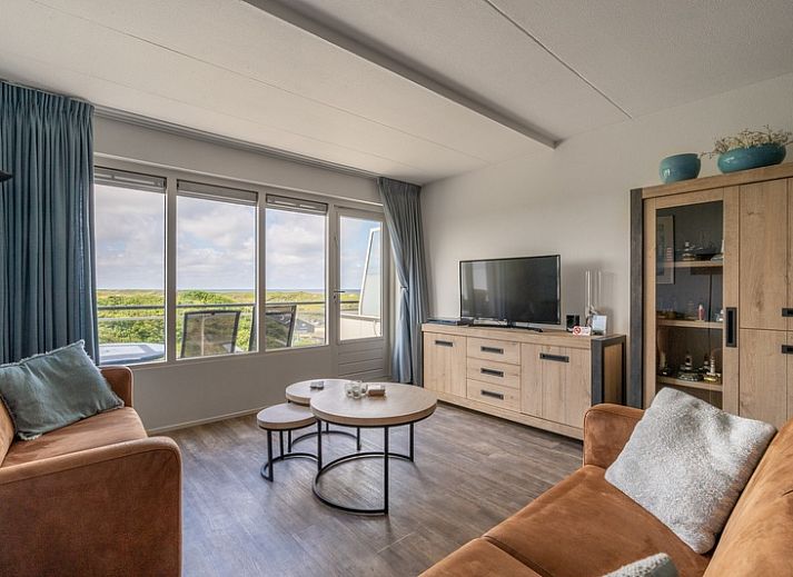 Woonkamer van Appartement Juliana 096 Eiland en Zeezicht met uitzicht op Texelse natuur in De Koog, Waddeneilanden.