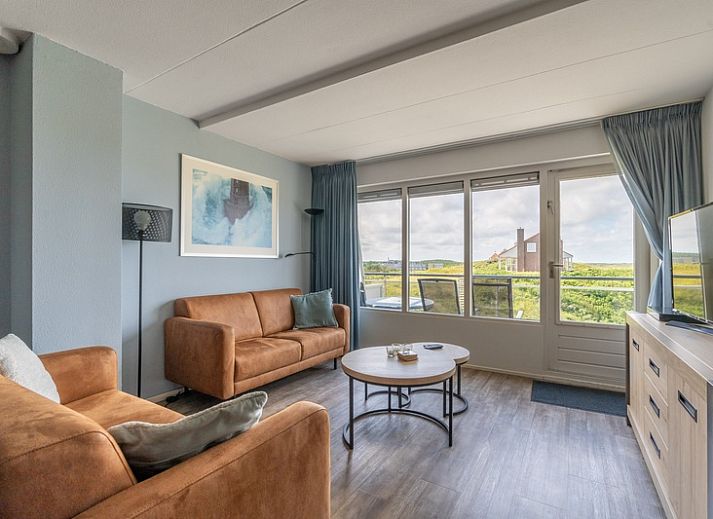 Woonkamer van Appartement Juliana 096 Eiland en Zeezicht met uitzicht op Texelse natuur in De Koog, Waddeneilanden.